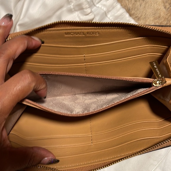 Michael Kors Wallet - Picture 5 of 8